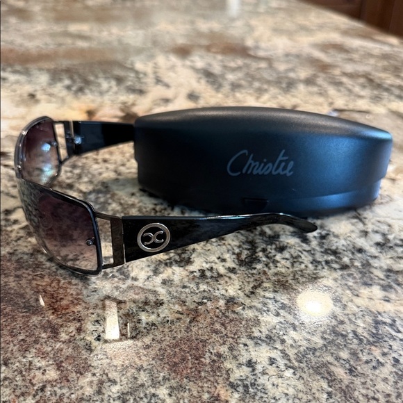 Chic Black Sunglasses with Case - Picture 1 of 3